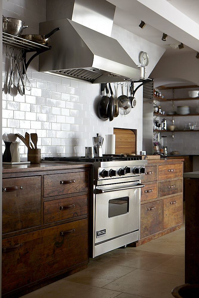 Кухня выполнена скорее в индустриальном стиле, все просто и функционально.
