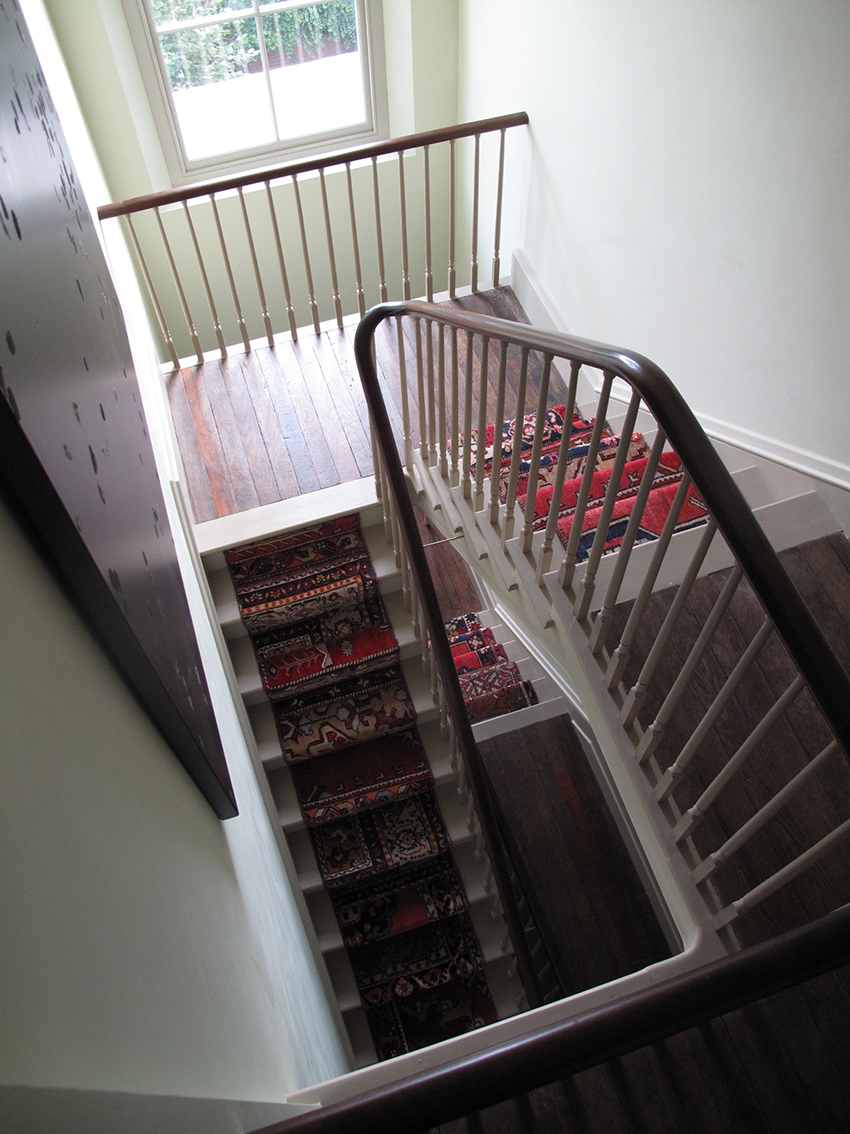 Новая лестница органично вписалась в викторианский интерьер, очень качественно выполнен поручень