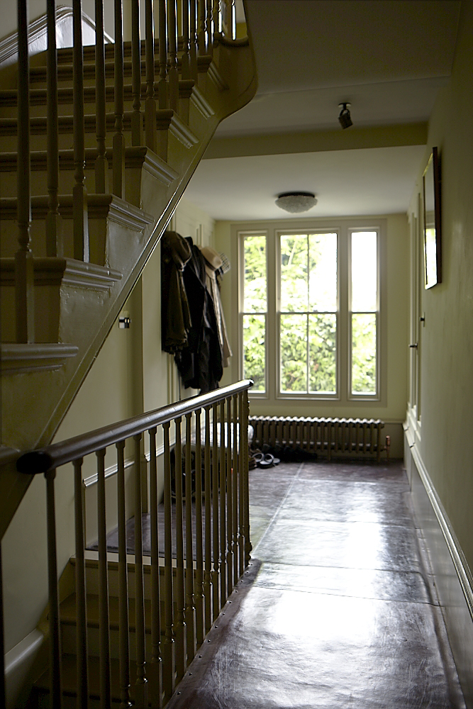Простая прихожая находится прямо с лестницей являясь частью коммуникационной части дома
