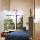 Стильная детская спальня с компактной кроватью на колесах [Дизайн: Banducci Associates Architects / John Sutton Photography]