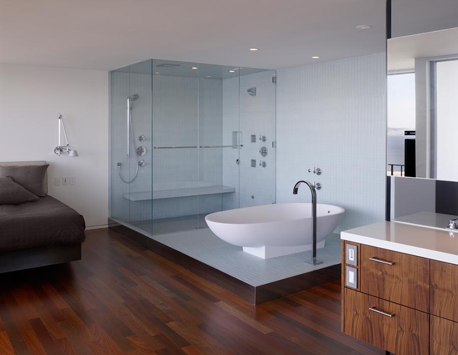 Как это сейчас модно, ванна является частью спальни, лишь душевая отделена стеклянными перегородками.