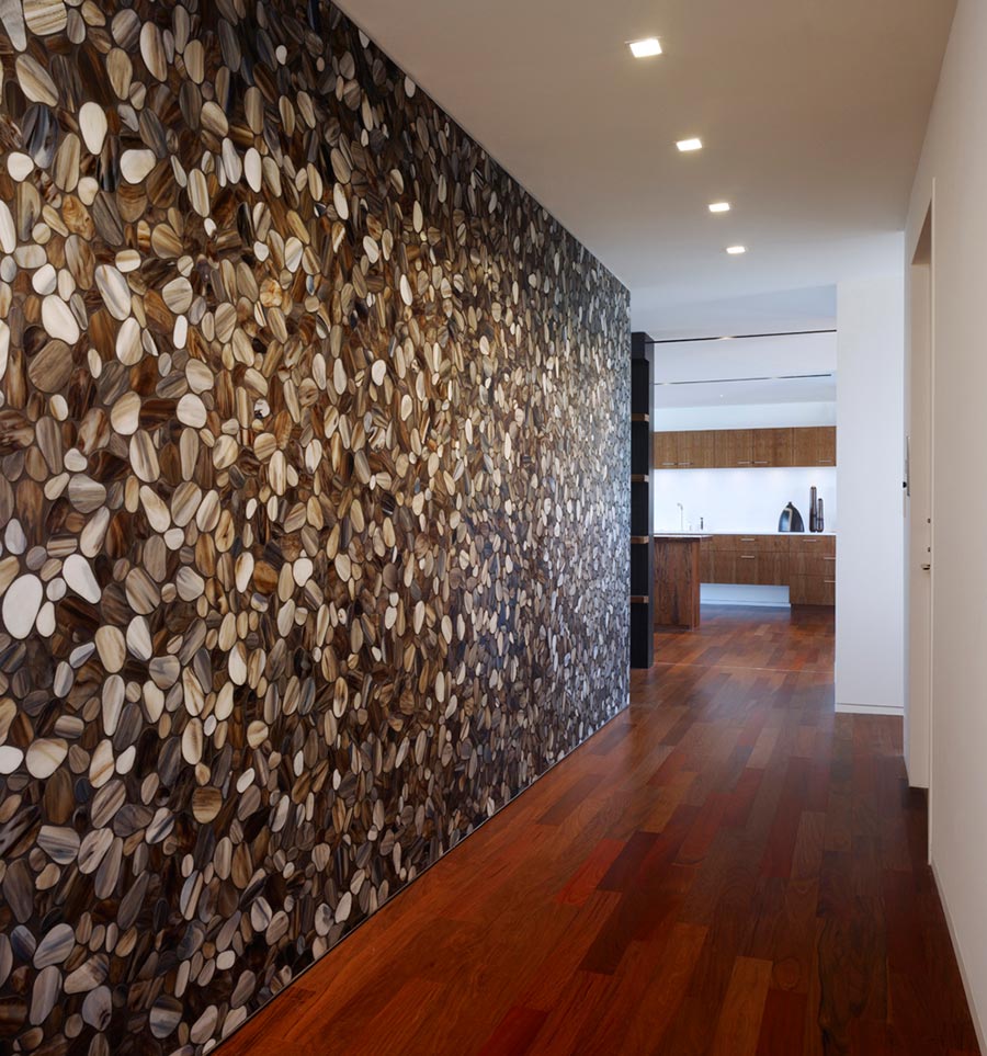 Мозаика ручной работы в коридоре привносит морскую тематику в интерьер квартиры.