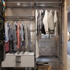 Система хранения одежды в гардеробе. Задняя решетчатая стенка пропускает много света.