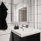 Туалет совмещен с душем и оформлен в черно-белых тонах как и вся квартира. Замечательное решение для маленькой ванной комнаты - шкафчик с зеркальными дверцами вместо зеркала.