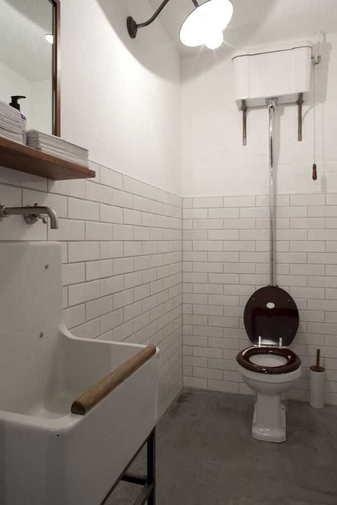 Туалетная комната выполнена в приятом винтажном стиле.
