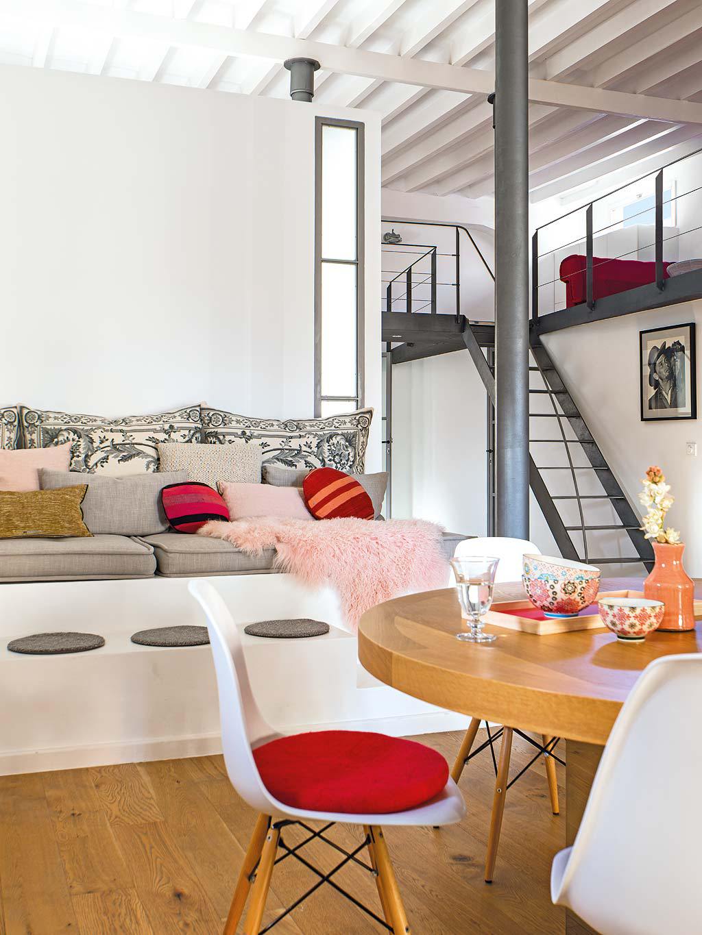 Не каждая гостиная может похвастаться бетонным диваном и бетонным журнальным столиком.