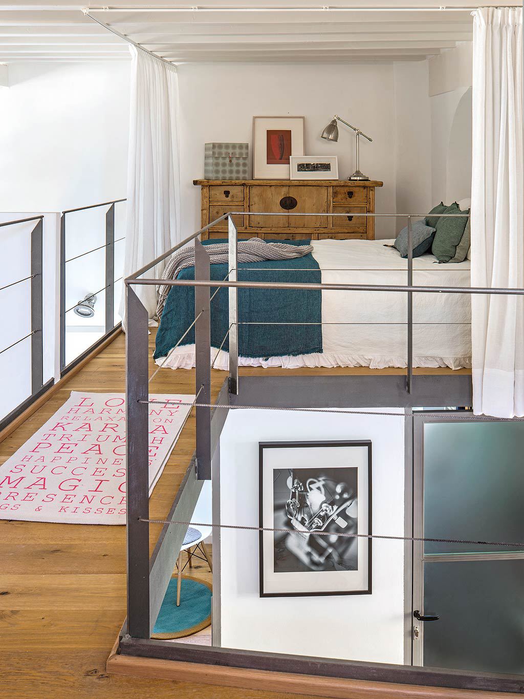 Спальня на втором уровне дома. Для достижения большей приватности спальню можно зашторить легкой белой шторой.