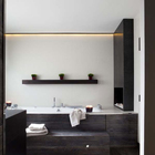 Дизайн ванной комнаты выполнен в черно-белых тонах. Газовый камин расположен прямо рядом с ванной.