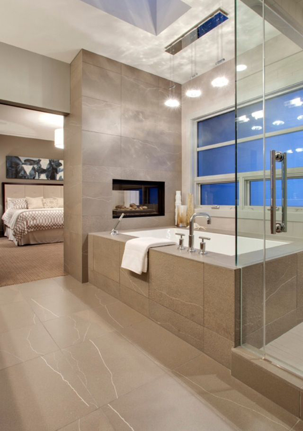 В данном интерьере камин отделяет ванну от спальни.