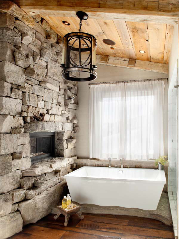 Ванная комната в рустикальном стиле с камином выложенным гранитом.