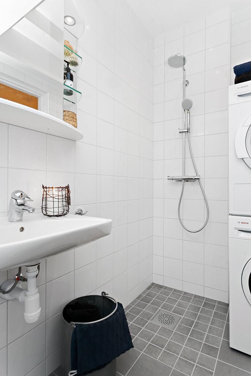 Ванна квартиры одновременно является и прачечной, как это часто бывает в маленьких квартирах.