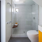 Даже в маленькой квартире нет смысла ограничивать себя в удовольствии принять душ в удобной просторной душевой.