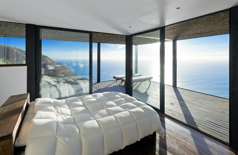 Спальня с полностью остекленными стенами и видом на океан