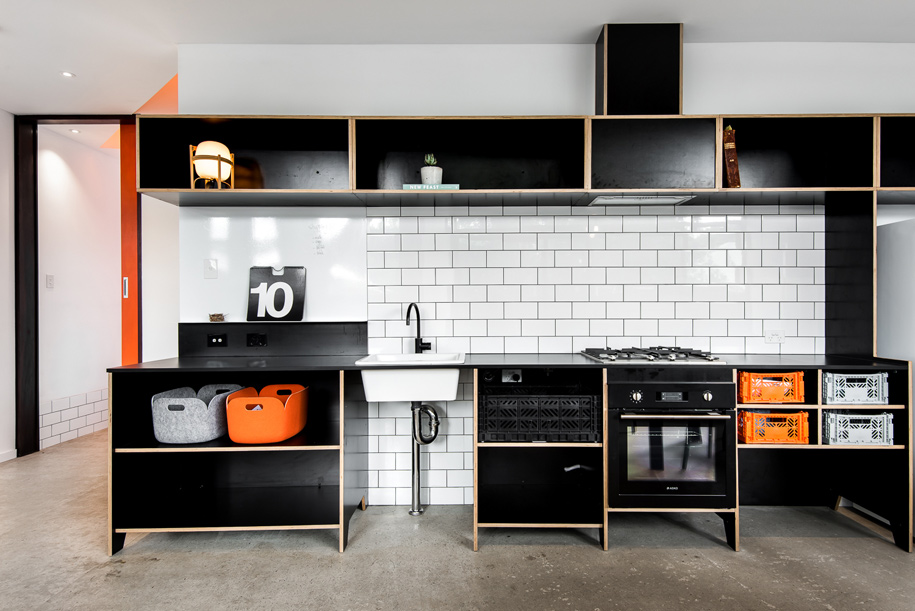 Минималистичная кухня с мебелью из черной ламинированной фанеры