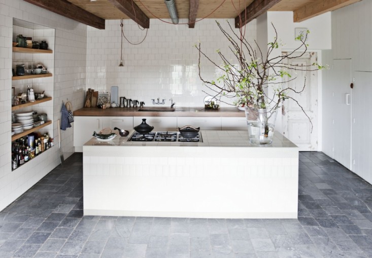 Нидерланды, дом дизайнеров Инны и Мэтта с обложены кафелем кухонным островом и стенами.