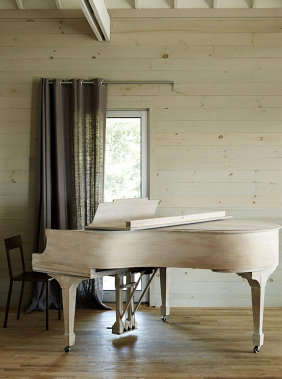 Даже рояль подобран в тон к светлому деревянному интерьеру