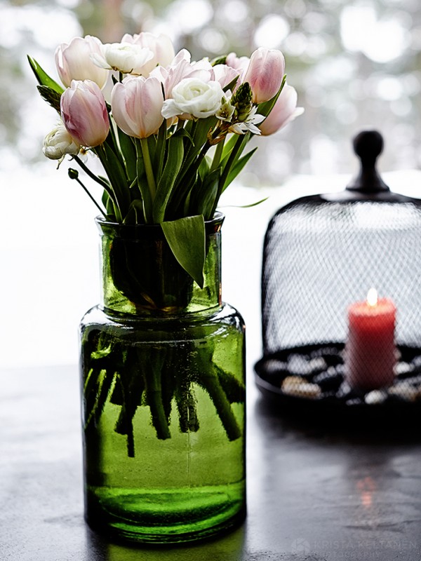 Детали: Цветы в зеленой стеклянной банке и свеча под крышкой.