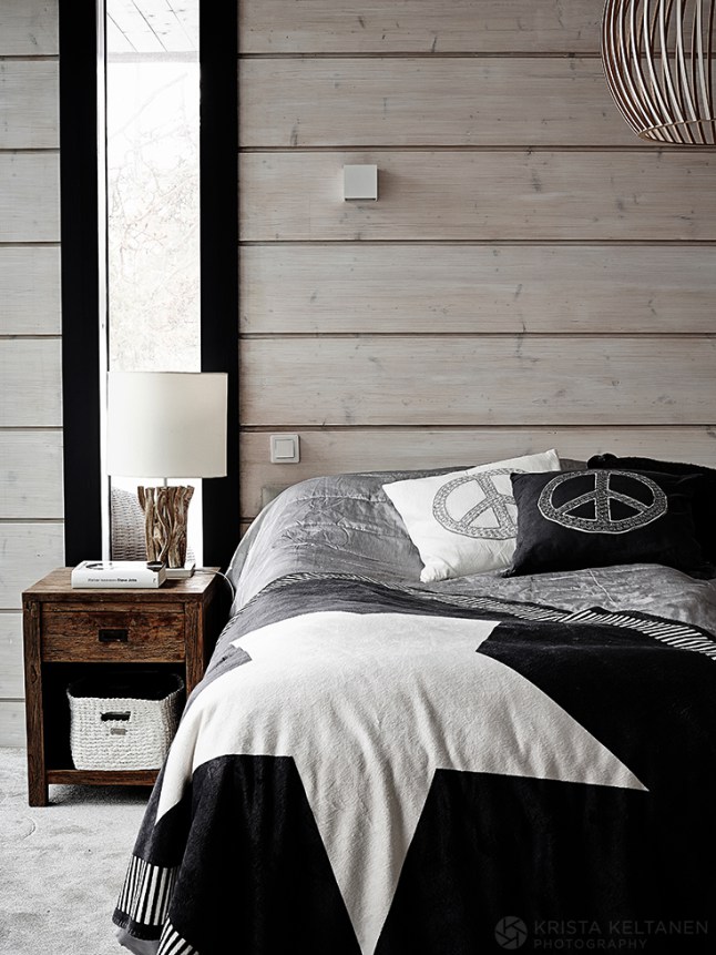 Светлая деревянная фактура сама по себе является украшением спальни.