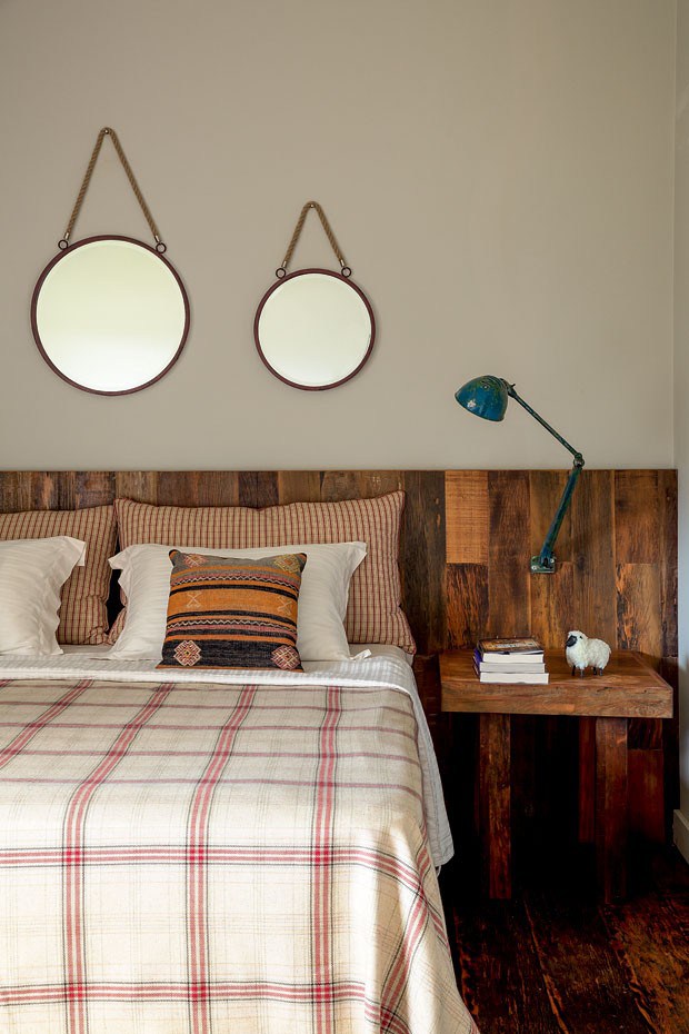 Декор второй спальни еще проще - рустикальное изголовье кровати и два круглых зеркала разного размера