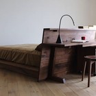 Рабочий стол за изголовьем кровати. Благодаря выступающему подиуму под матрасом и ширине ножек, стол можно поставить на кровать и использовать сидя в кровати.