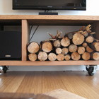 Поскольку в доме живут преимущественно летом, то тумбочка под телевизором подошла для хранения небольшого запаса дров, которые служат преимущественно декором.