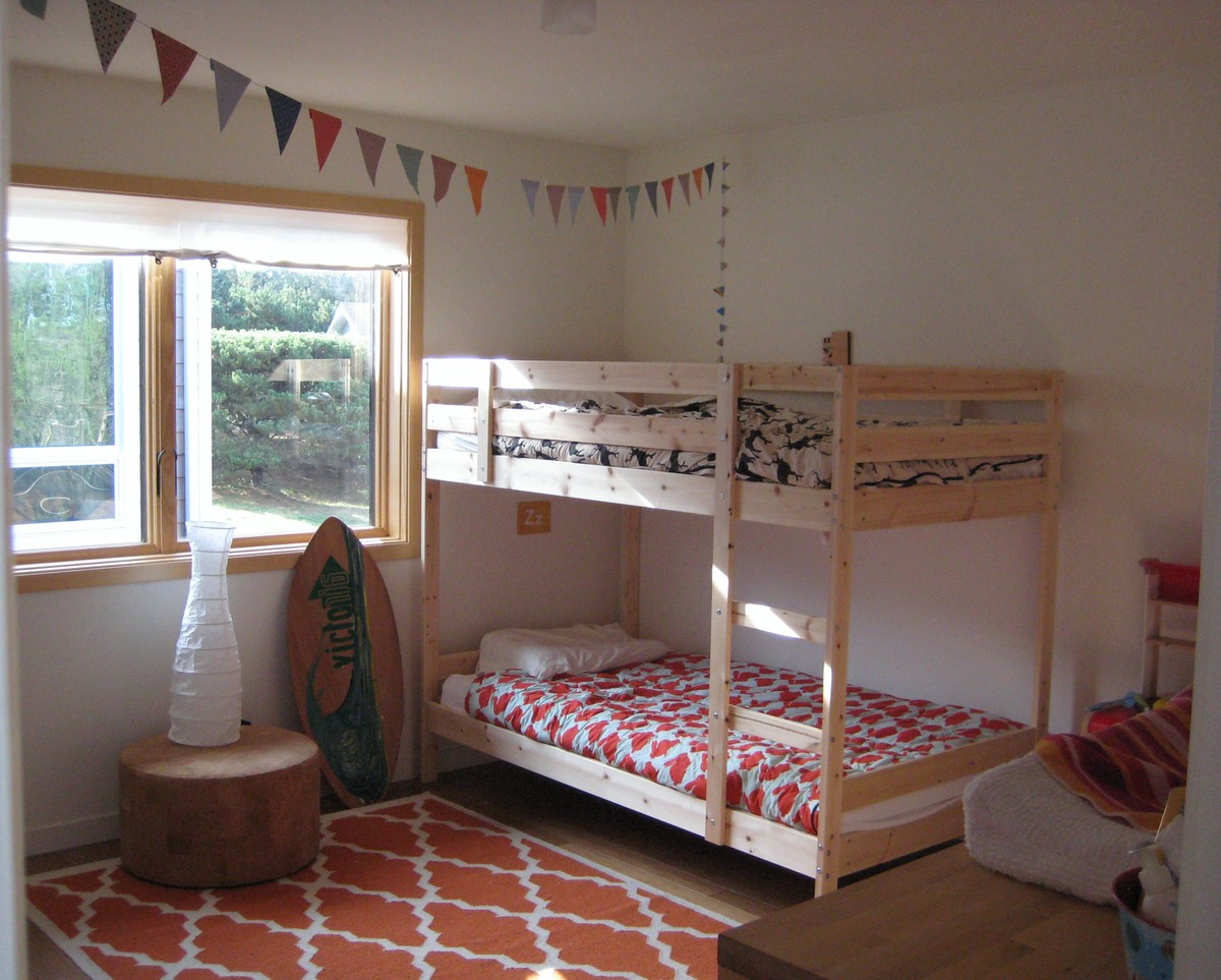 Детская комната с двухъярусной кроватью.
