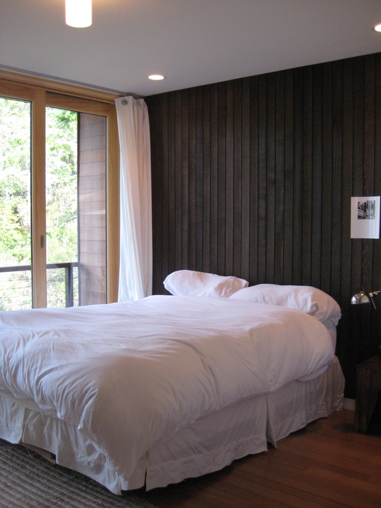 Главная спальня отделана деревом и имеет свой небольшой балкончик.