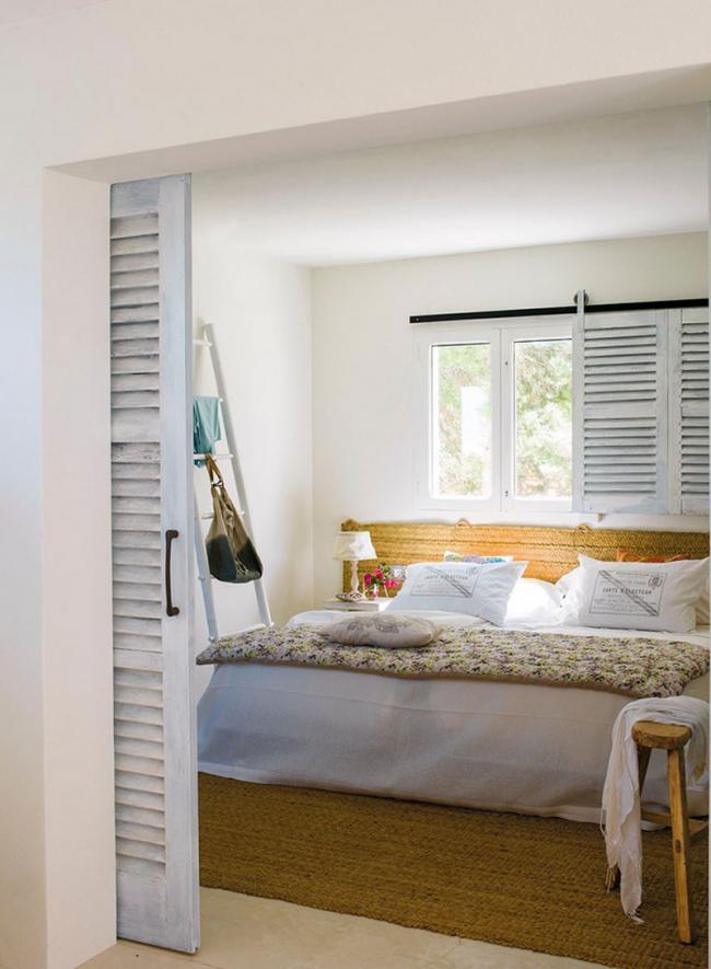 Сдвижные ставни повторяют дизайном и цветом двери в спальню
