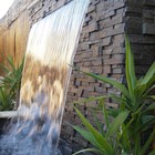 Современный фонтан-водопад в саду