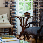 Антикварная мебель разных стилей отлично уживается в современном интерьере дома.