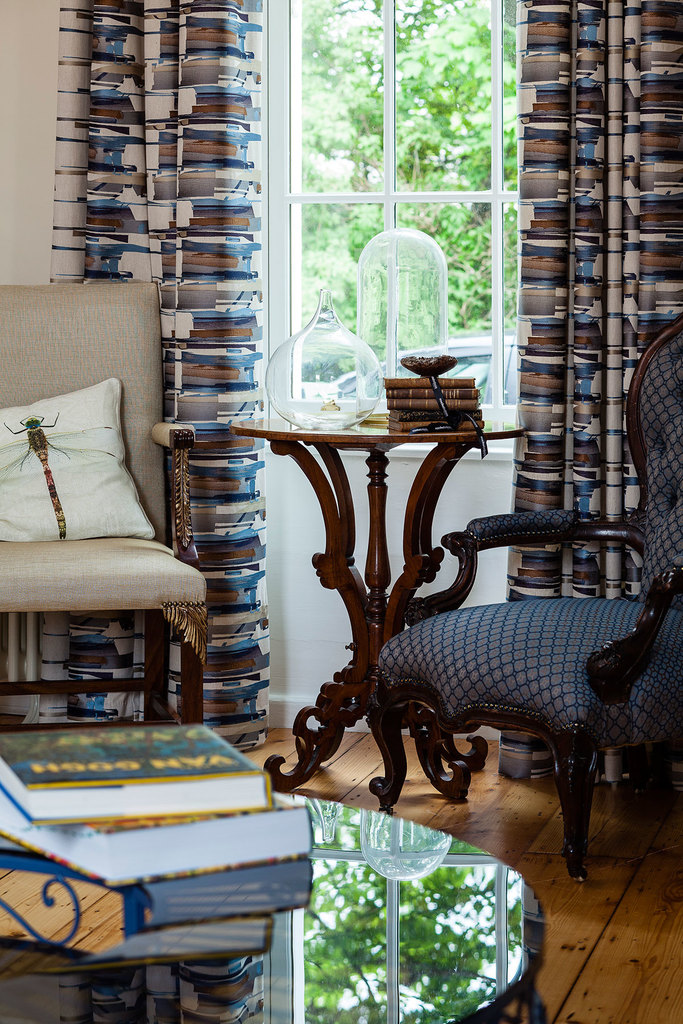 Антикварная мебель разных стилей отлично уживается в современном интерьере дома