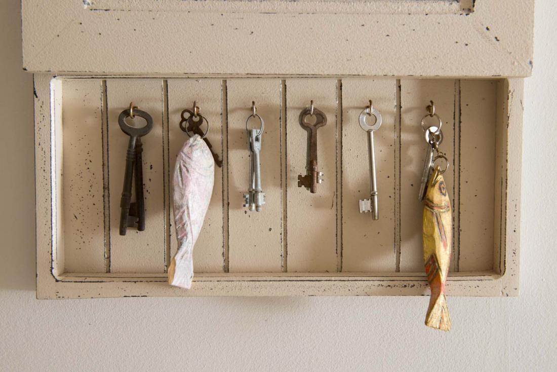 Детали: Ключница, ключи с брелоками в виде рыб