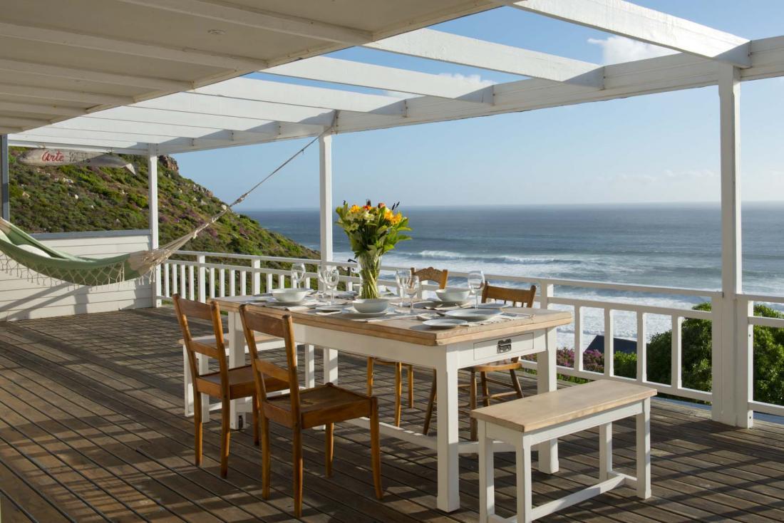 С террасы дома открывается роскошный вид на океан и побережье.