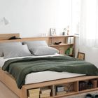 Элегантная и продуманная кровать с выдвижными ящиками, полками и ящиками в изголовье.