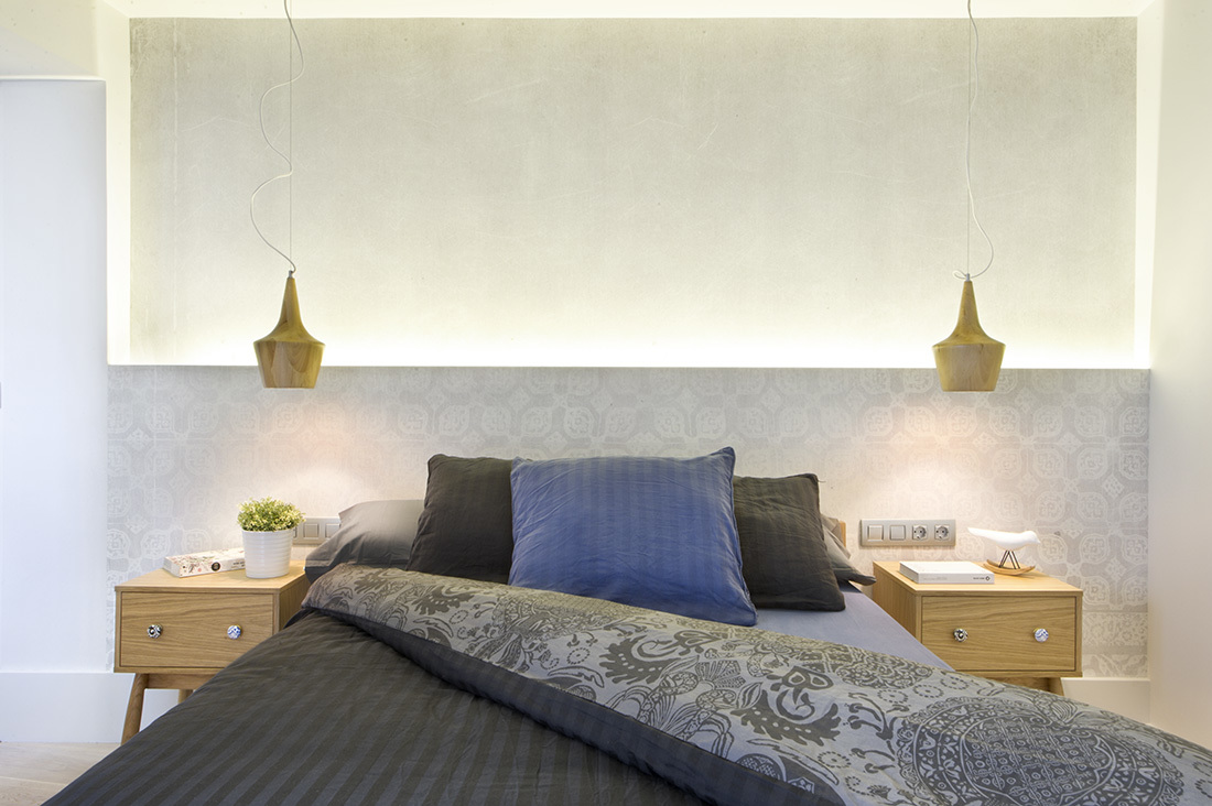 Интересным решением дизайнеров является применение кафельной плитки с этническим рисунком на стене в изголовье кровати и подсветка самой стены 