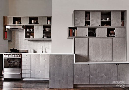 Кухонная мебель сливается с мебелью жилой комнаты образуя единый ансабль