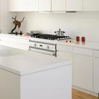 Ничто так не украшает маленькую кухню как простой и упорядоченный белый минимализм.
