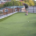 Небольшая площадка для гольфа на крыше дома.