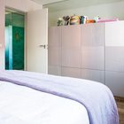 Изюминкой гардероба в спальне являются сетчатые двери с чередующимися вертикальными и горизонтальными щелями.