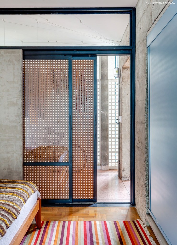 Стеклянные сдвижные двери в спальню с деревянной решеткой повторяющей рисунок бетонной решетки от солнца