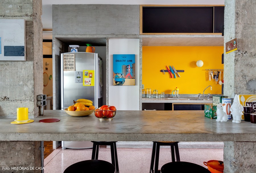 Желтый цвет отлично сочетается с серым цветом бетона на кухне и в других частях квартиры