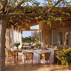 Терраса в средиземноморском образе жизни служит дополнительной комнатой на свежем воздухе. Это и столовая, и гостиная.