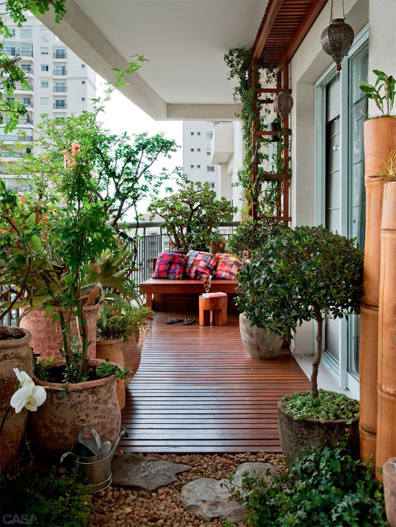 Балкон в городской квартире также может быть оформлен в средиземноморском стиле