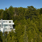 Дом имеет характерный для домов Мейера белый цвет и выполнен из железобетона и стекла.