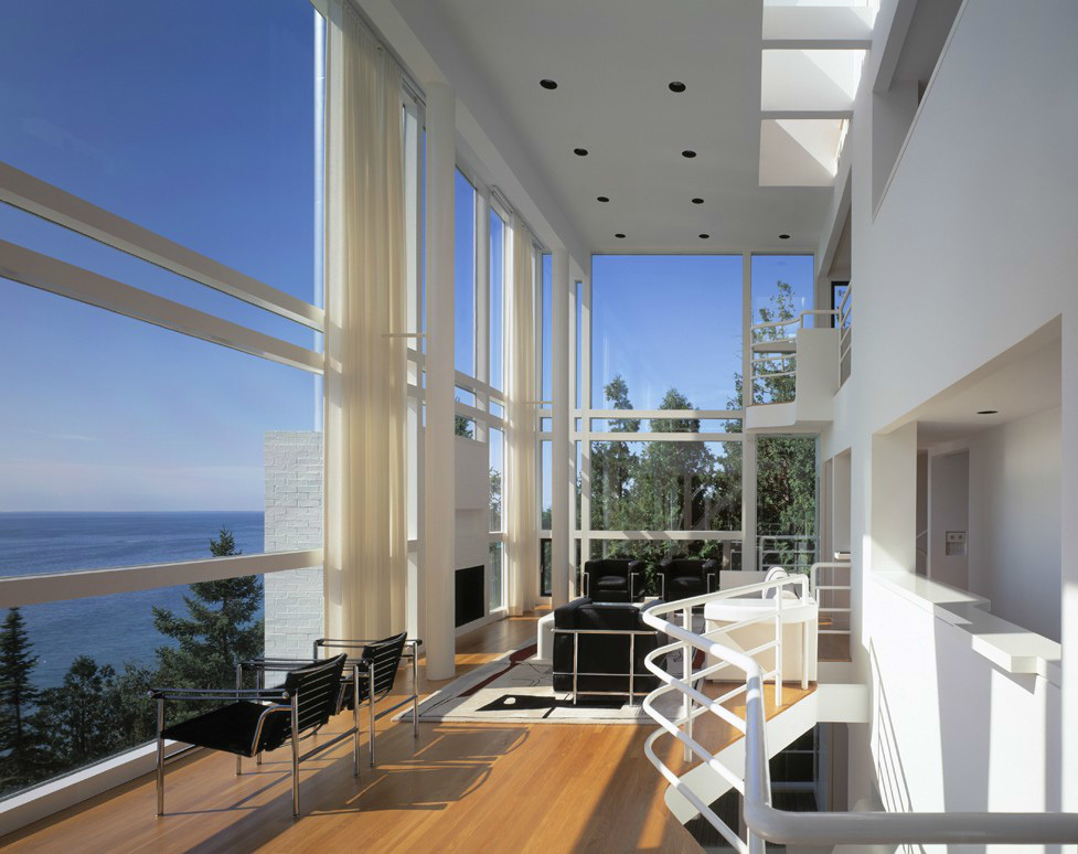 Ричард Мейер используя большие окна впустил максимум природы, леса и озера внутрь дома