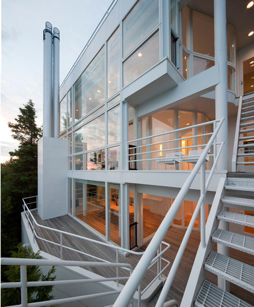 Террасы и наружная лестница дома.