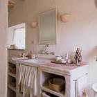 В ванной, как и во всем доме, минимум декора, мебель тоже из глины/бетона.