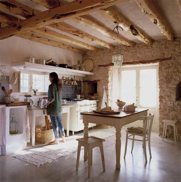 Кухня-столовая с бетонными полами, открытой каменной кладкой и открытыми толстыми деревянными балками