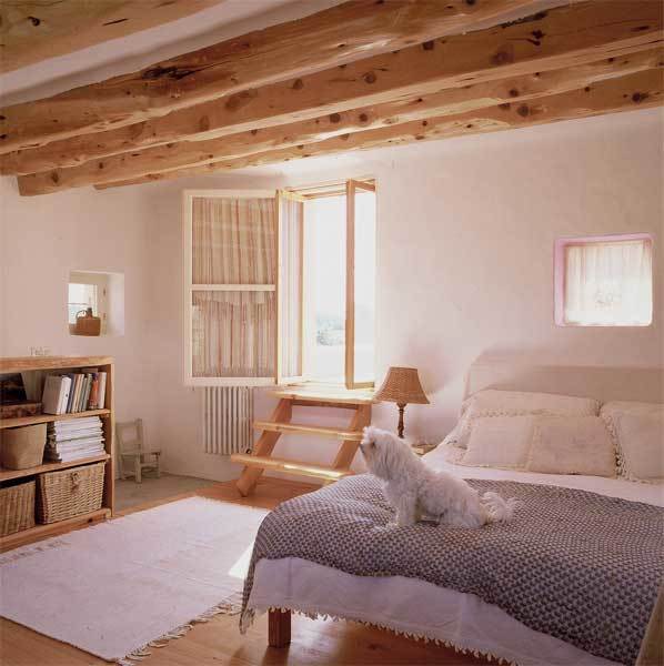 Пожалуй единственная комната с деревянным полом - спальня. Из спальни можно попасть на улицу по небольшой лестнице через окно