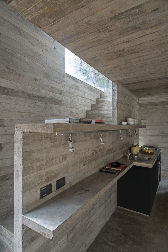 Кухонные столешницы и полки выполнены из бетона как и стены дома